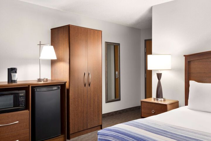 1 King Bed 1 Bedroom Business Suite Second Floor (4 of 17)