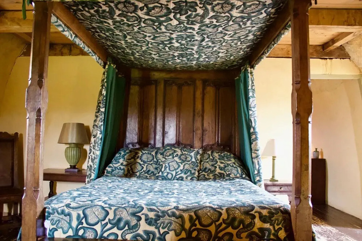 Room 5 of 18