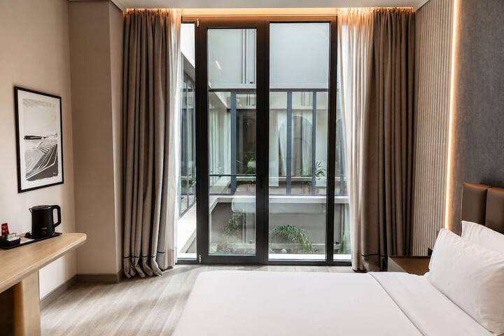 Room 3 of 176