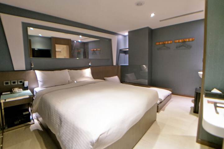 Room 16 of 36