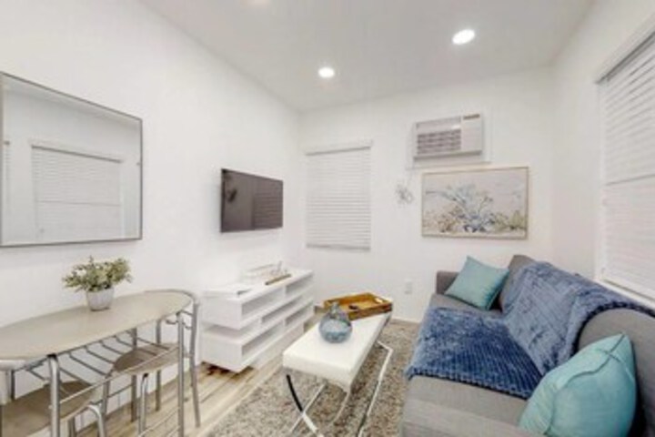 Chic & Fashionable 1 Bedroom APT Beach Unit 4