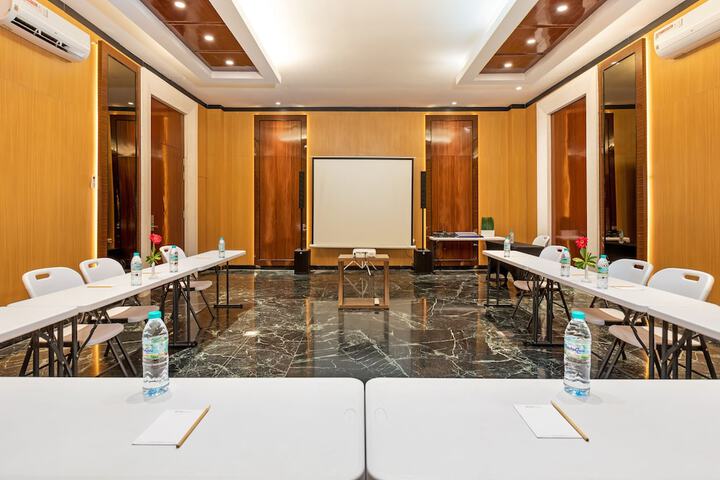 Business Center 38 of 41