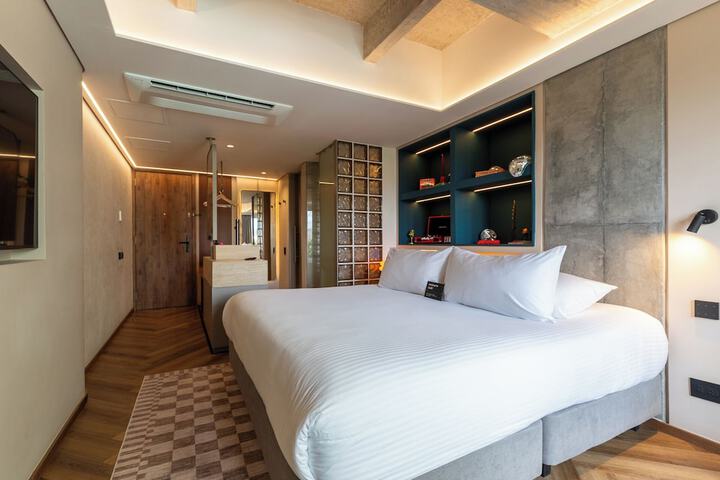 Room 21 of 102