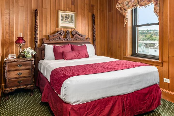 1 Queen Bed (4 of 11)