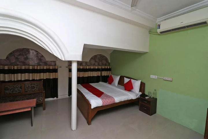 Room 6 of 12