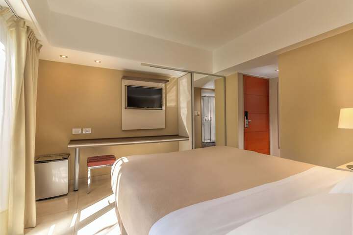 Room 26 of 40