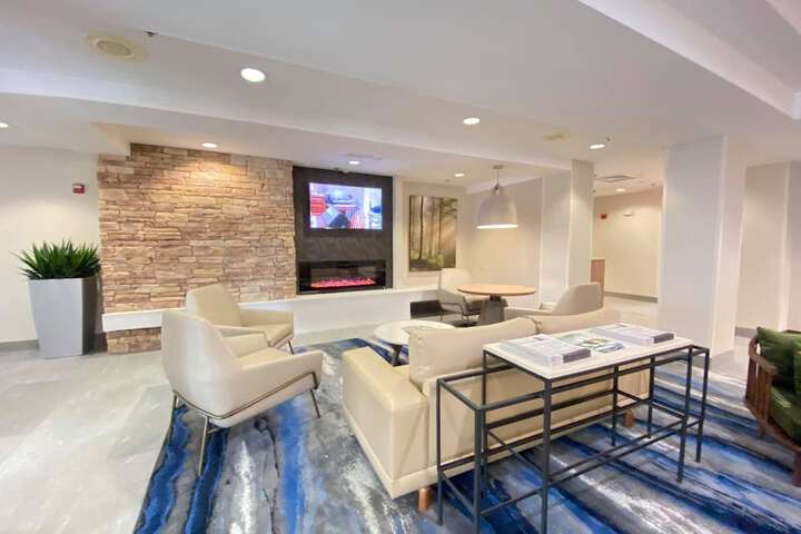 Lobby lounge