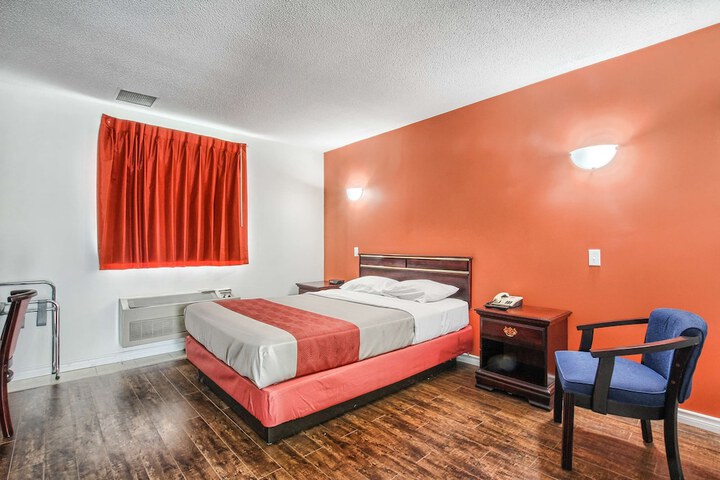 1 King Bed (10 of 14)