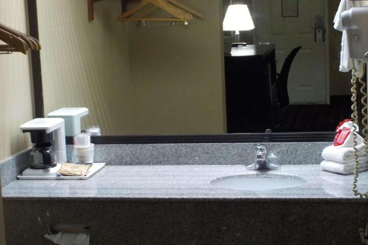 1 King Bed Room High Speed Internet Accessible Microwave and Refrigerator Work Desk Contine (6 of 18)