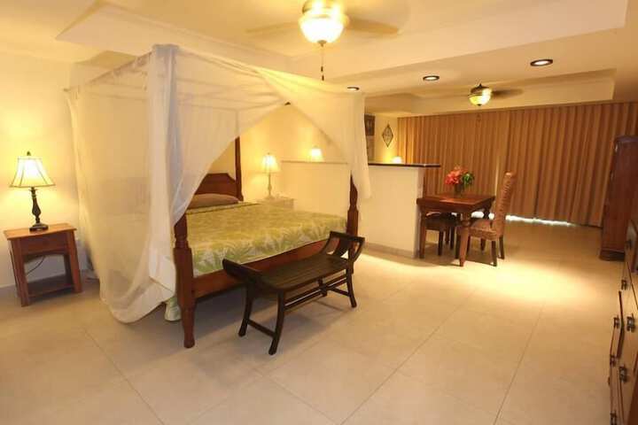 Room 9 of 33