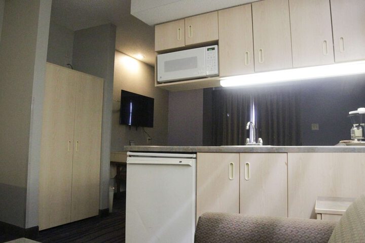 Suite Queen Bed Kitchen (2 of 7)
