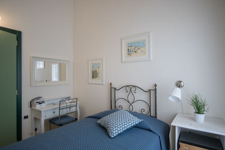 Room 6 of 33