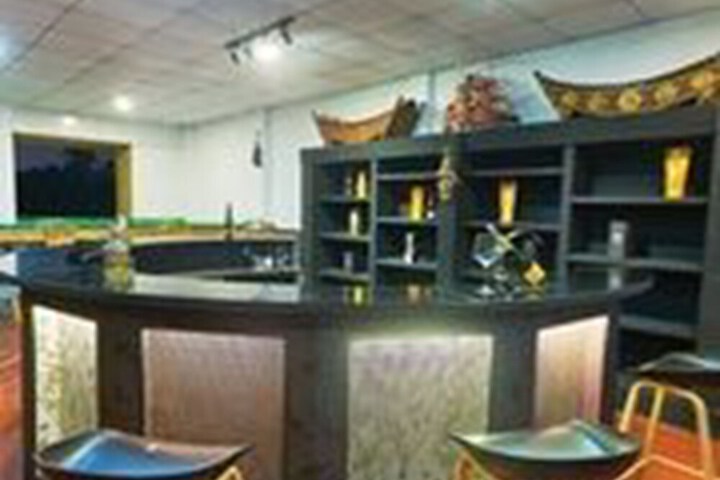 Lounge 30 of 34