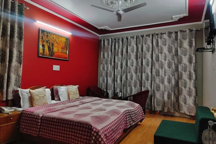Room 15 of 33