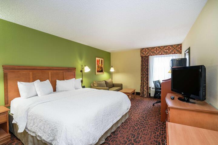 1 King Bed (5 of 21)