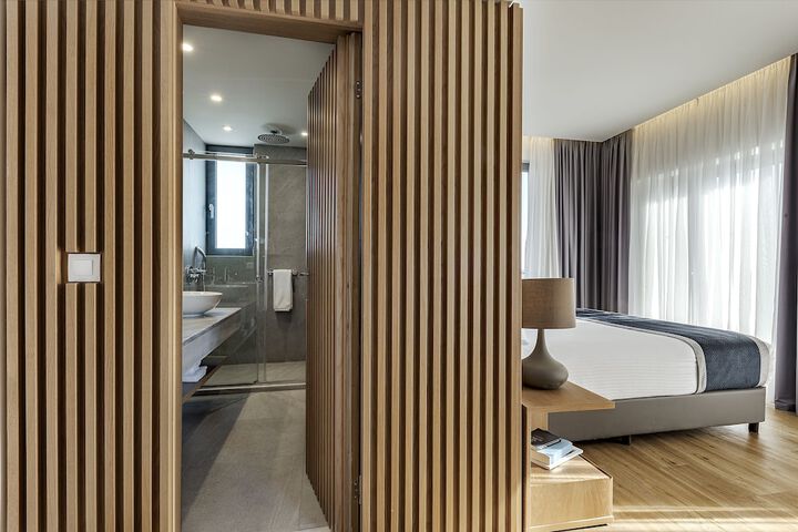 Room 33 of 86