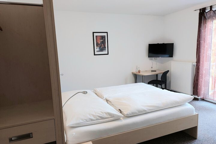 Room 33 of 76