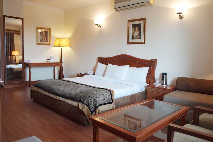 Room 5 of 16