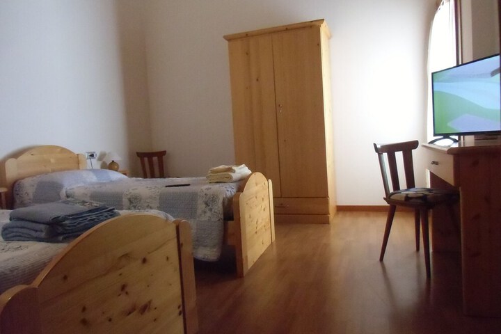 Room 4 of 25