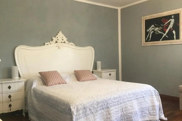 Room 5 of 16
