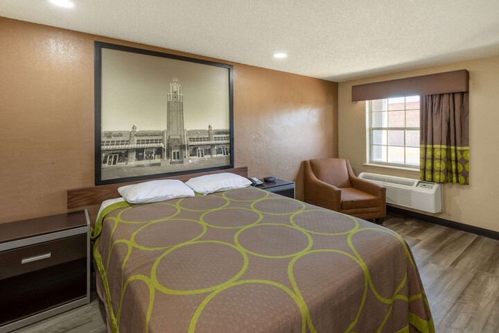 1 Queen Bed (12 of 13)