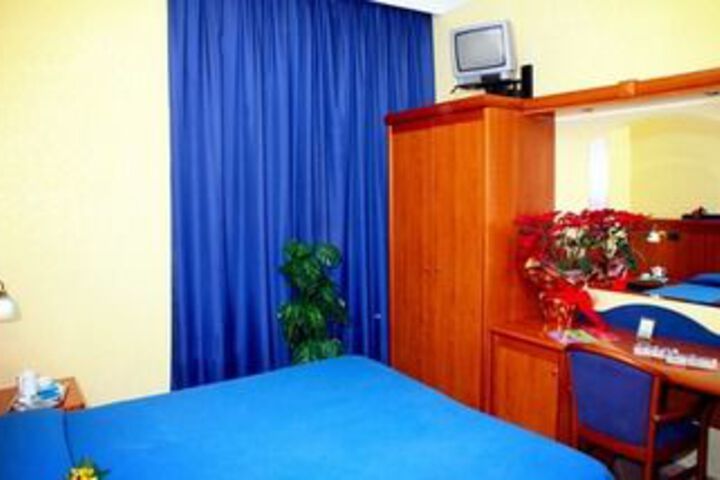 Room 8 of 25