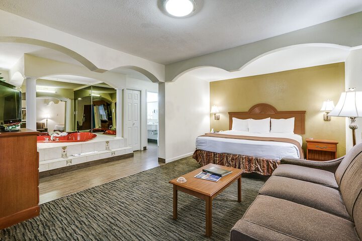1 King Bed (6 of 18)