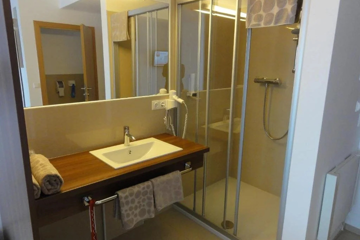 Room 4 of 9