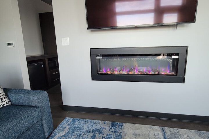 Suite King Bed River View Sofa (6 of 8)