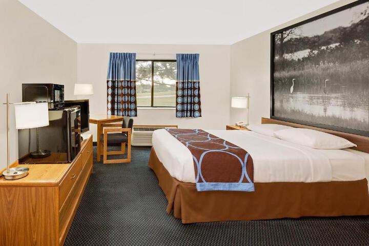 1 Queen Bed (7 of 13)