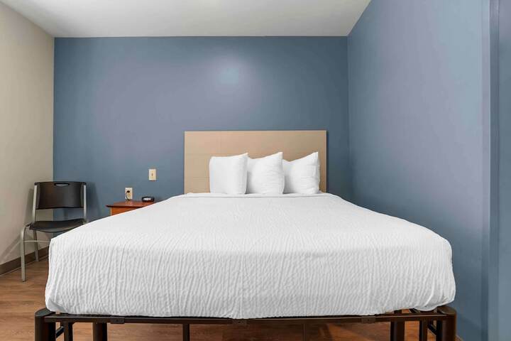 Studio Queen Bed (1 of 10)