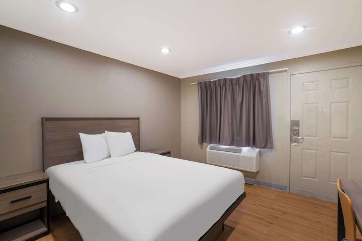 1 Queen Bed (18 of 24)