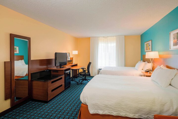 2 Queen Beds Work Desk Microwave and Refrigerator WiFi Continental Breakfast (6 of 9)