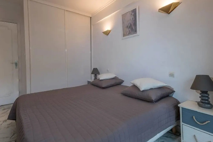 Room 2 of 10