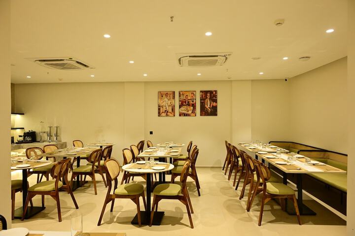 Dining 31 of 48