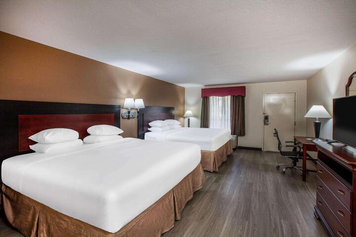 2 Queen Beds (1 of 7)