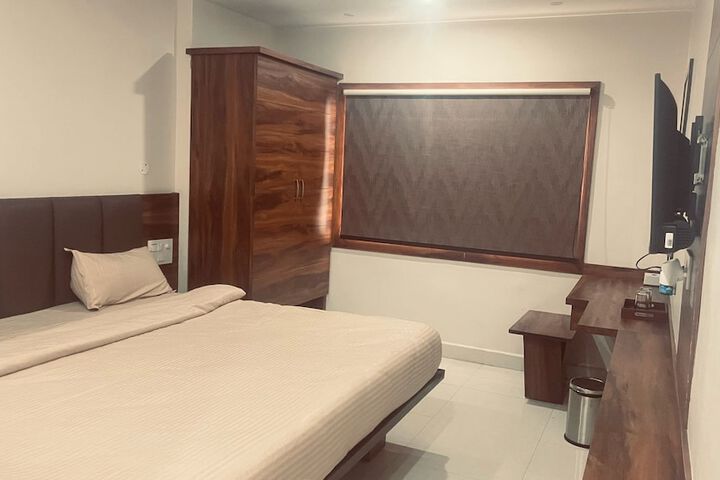 Room 6 of 33