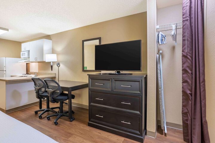 Studio Accessible Queen Size Bed (2 of 10)
