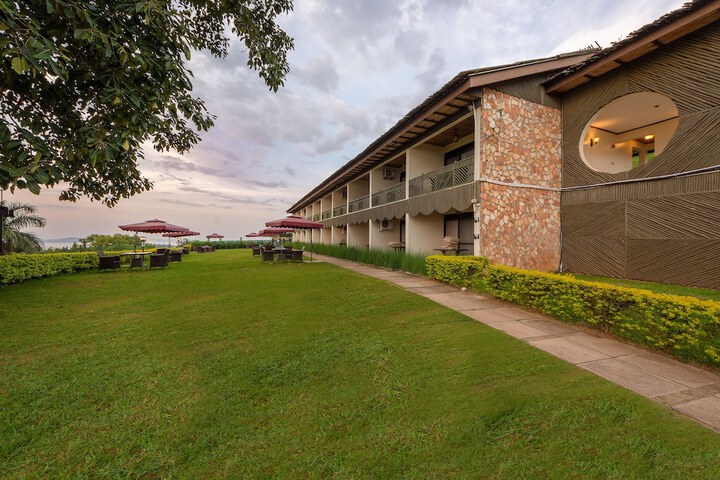 Hotel Exterior 40 of 46