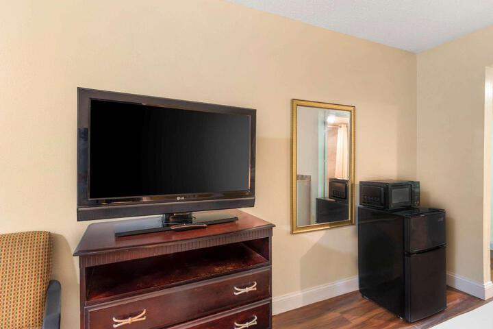 1 Queen Bed (5 of 11)