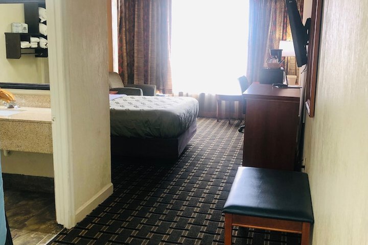 Basic Single Queenbed (3 of 7)