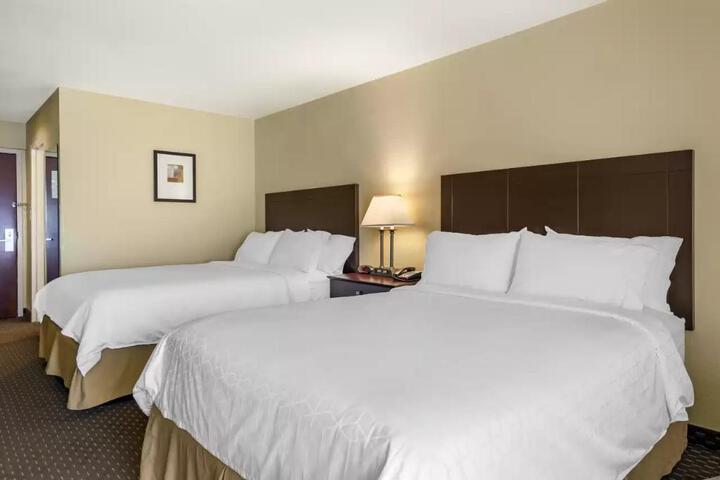2 Queen Beds (5 of 10)