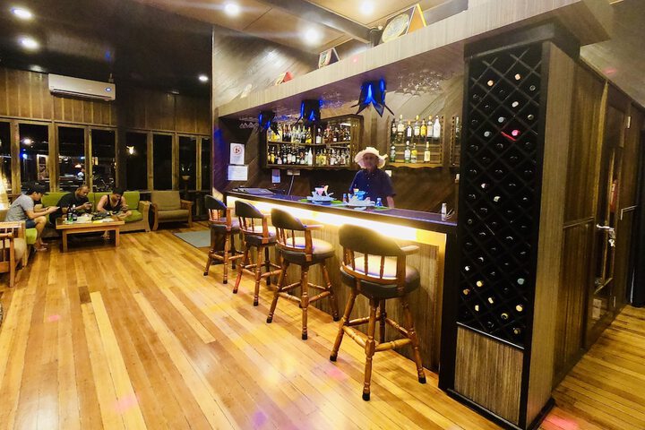 Lounge 196 of 414