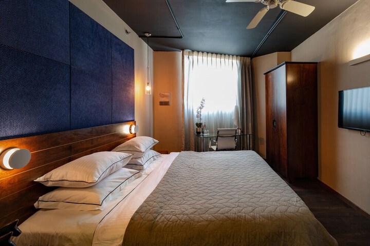 Room 11 of 65