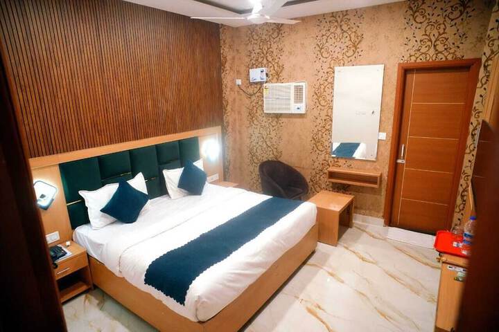 Room 5 of 17