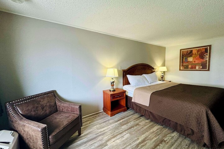 1 King Bed (6 of 22)