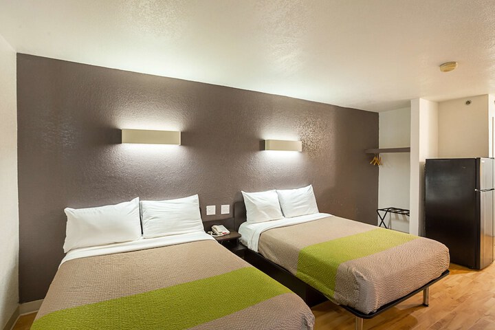 2 Double Beds (12 of 14)