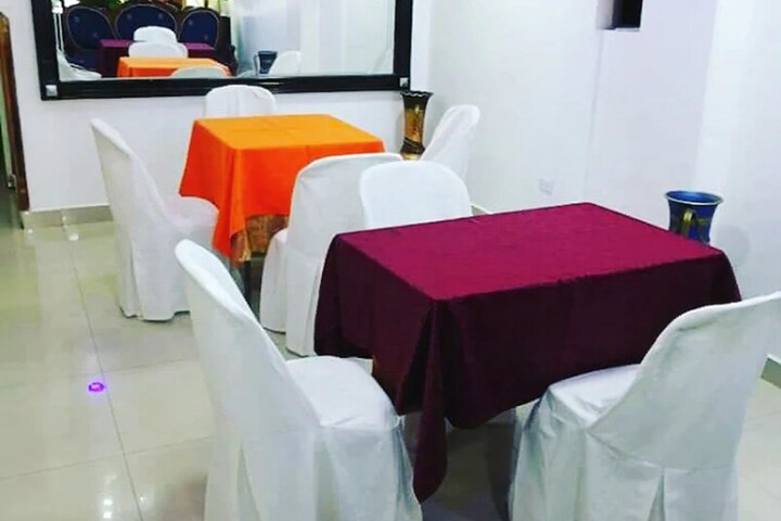 Dining 12 of 13
