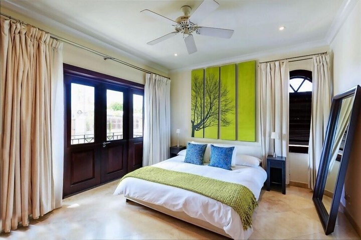 Room 6 of 18