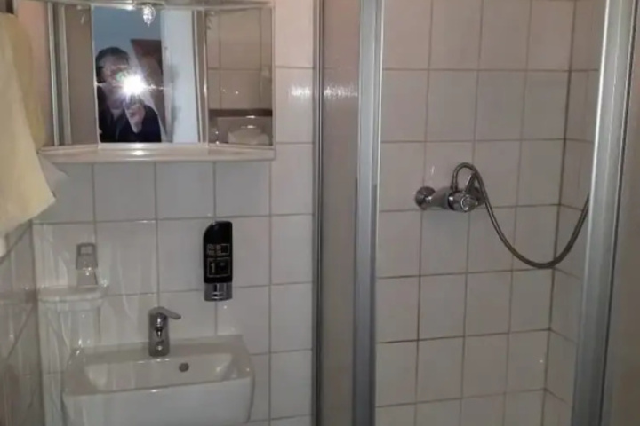 Room 9 of 16
